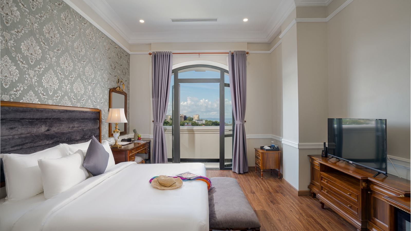 rooms-avs-executive-suite-triple-with-balcony