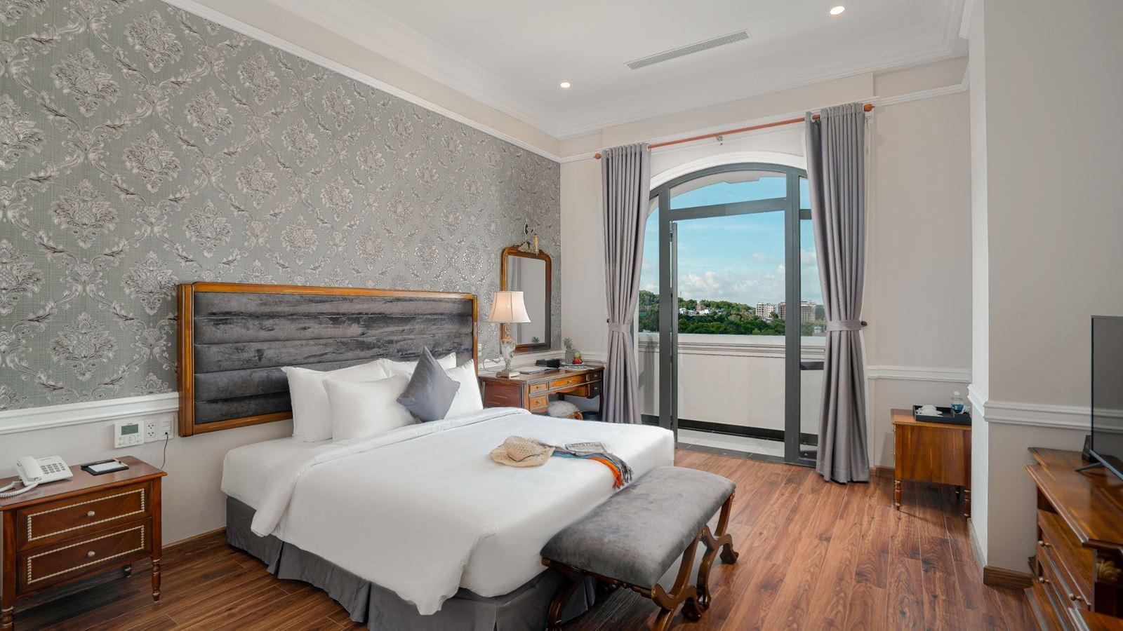 rooms-avs-executive-suite-triple-with-balcony