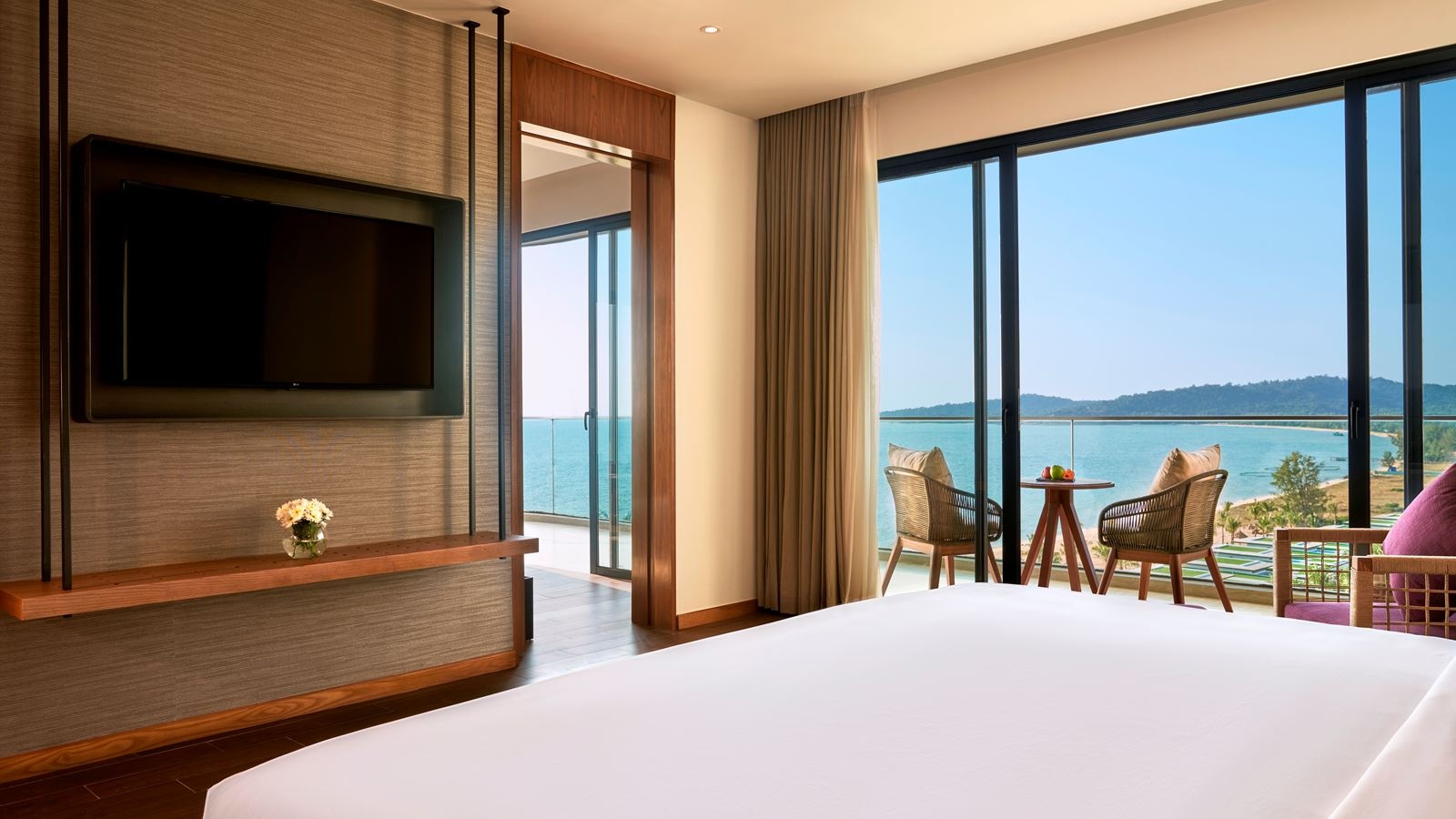 rooms-sea-view-suite-with-balcony