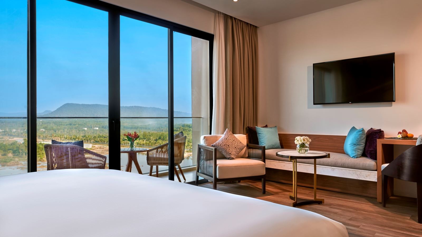 rooms-studio-king-room-with-balcony-no-extra-bed