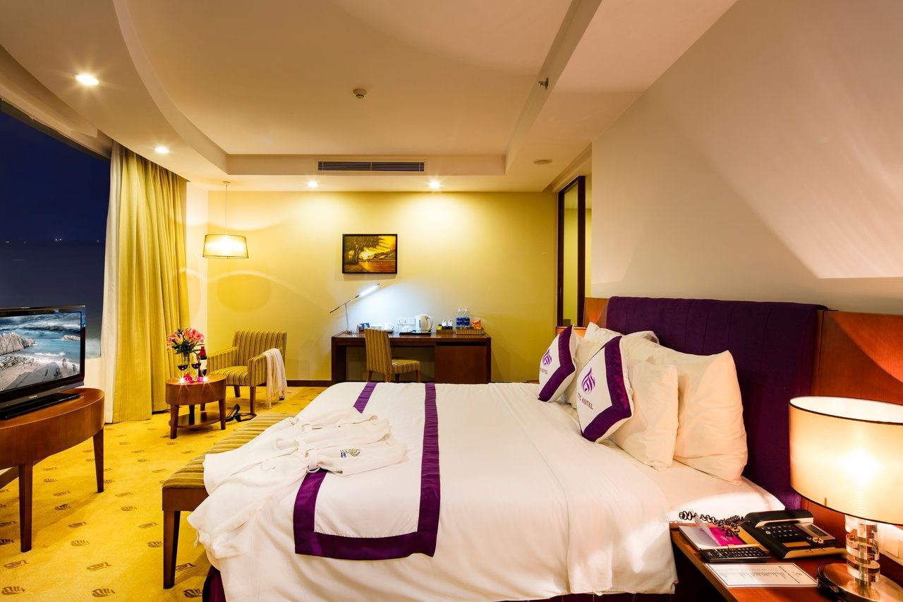 rooms-senior-suite-ocean-view-king