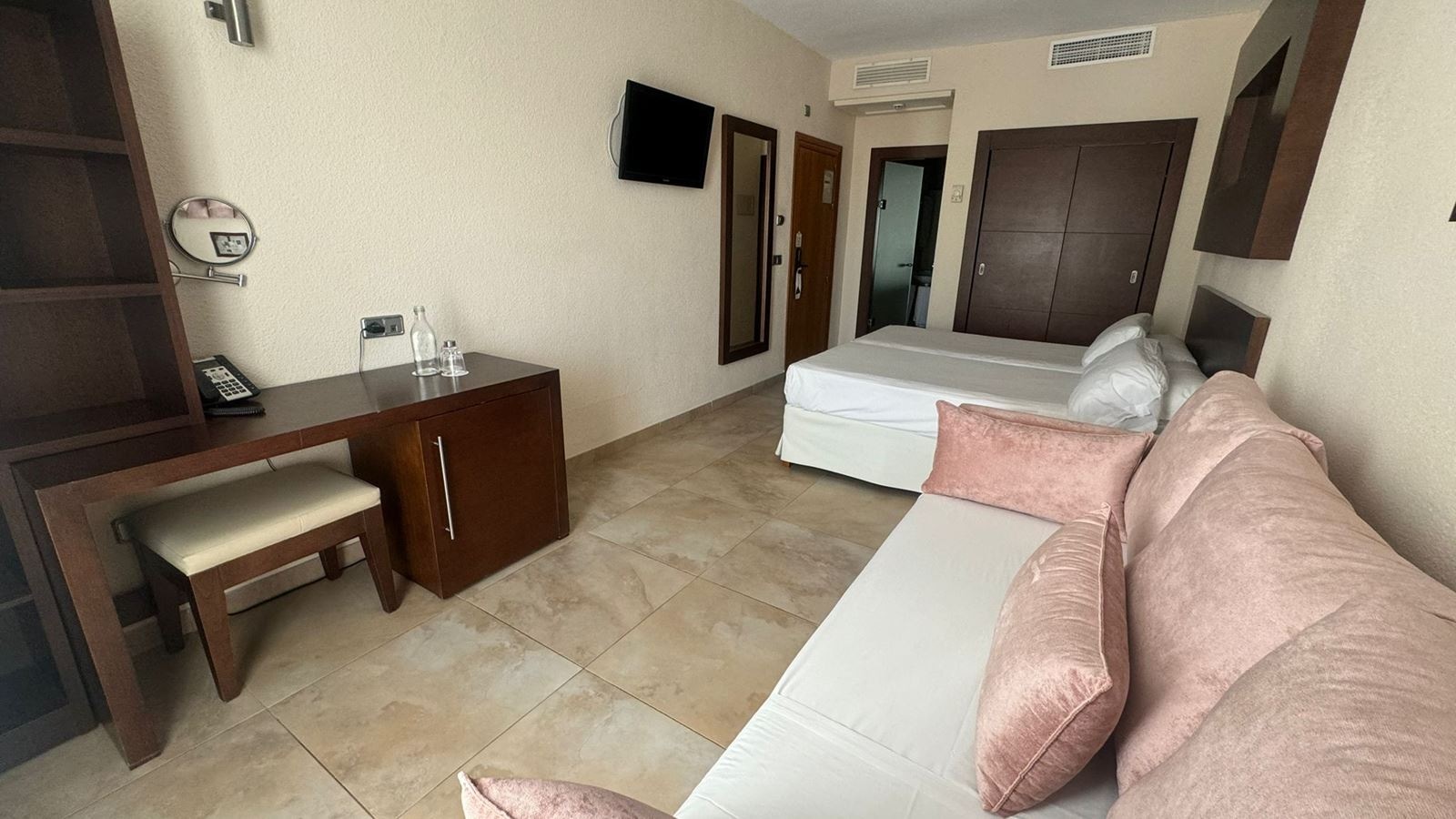 rooms-family-room--quadruble-room-with-sofabed-balcony