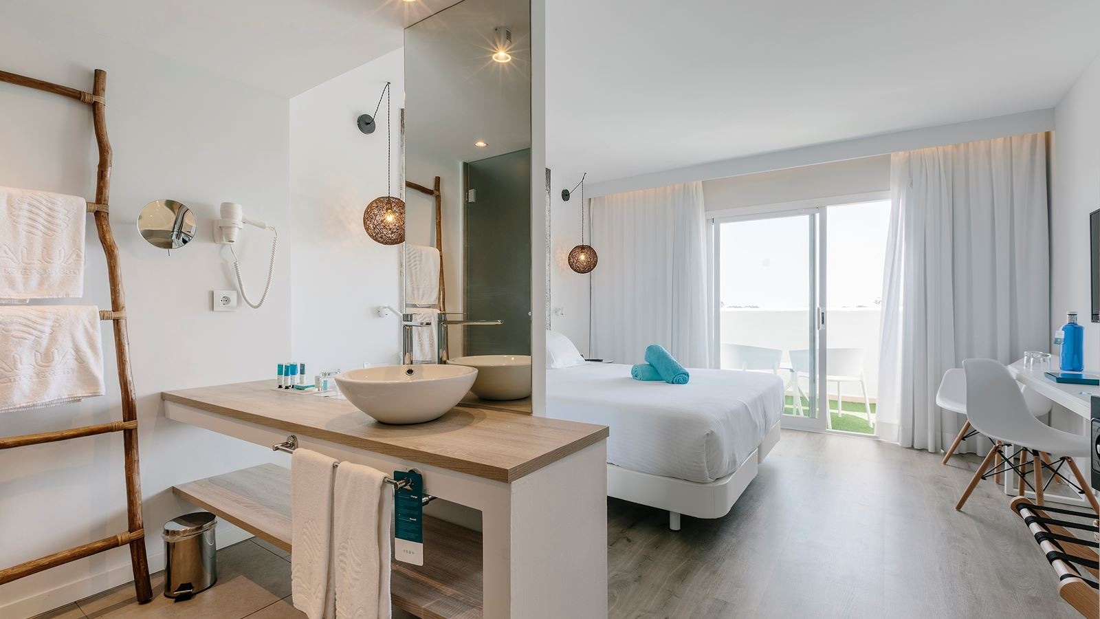 rooms-room-superior-sea-view-balcony