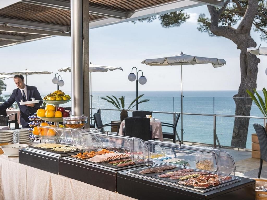 restaurants-restaurant