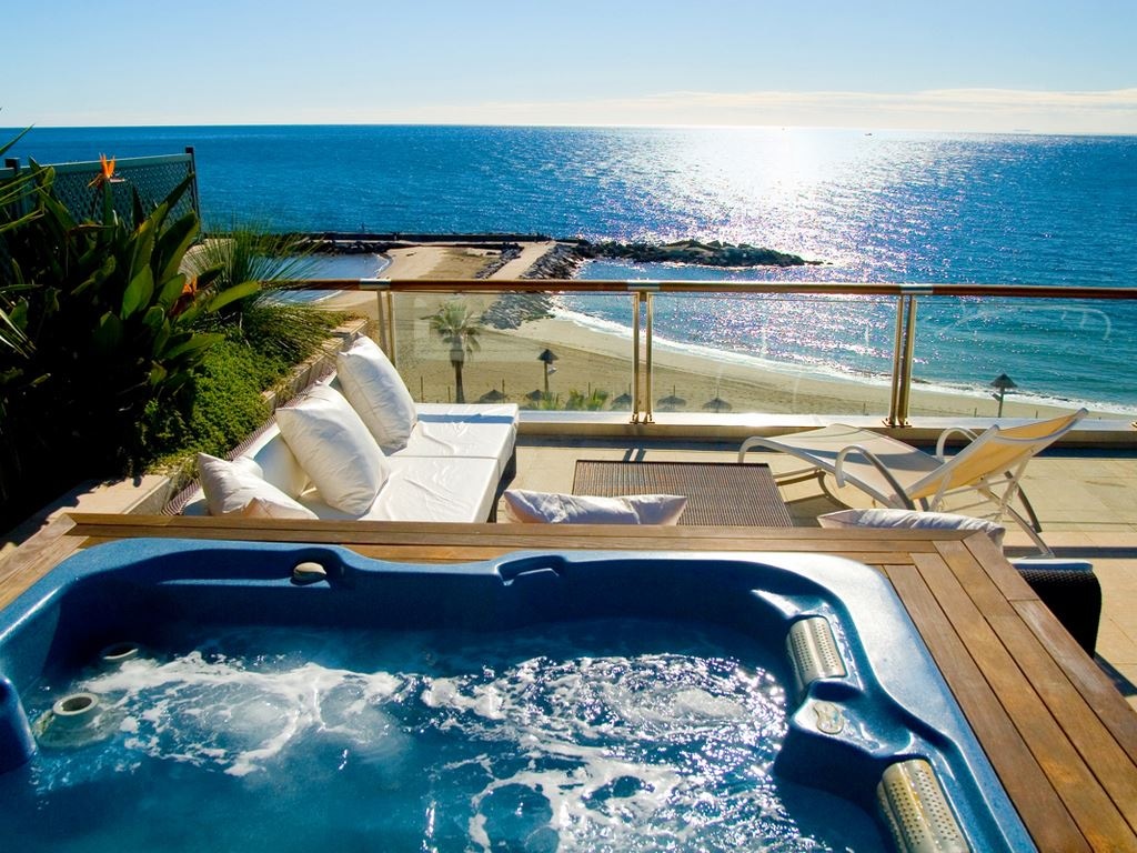 rooms-deluxe-juniorsuite-jacuzzi-with-balconny