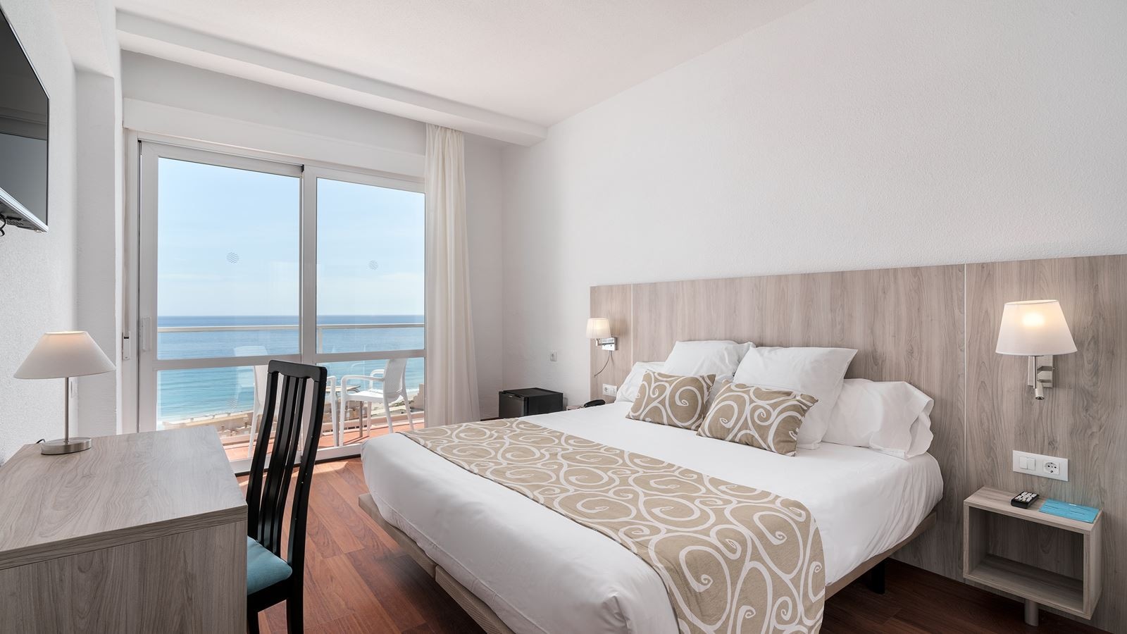 rooms-double-superior-frontal-mediterranean-sea-view