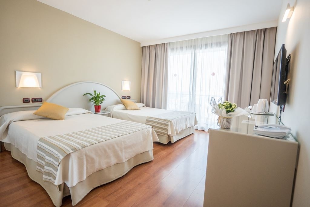 rooms-df--family-room-balcony-or-terrace