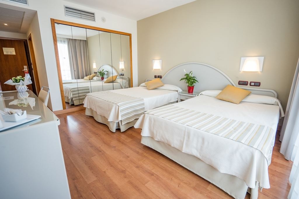 rooms-df--family-room-balcony-or-terrace
