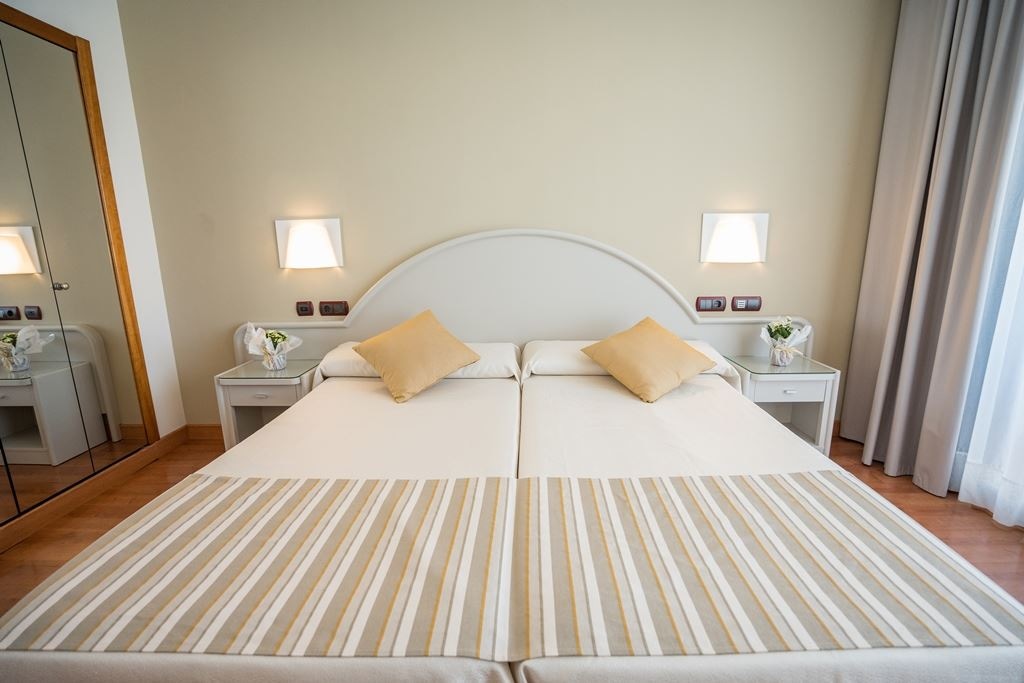 rooms-eb--double-comfort-premium-view-balcony-or-terrace