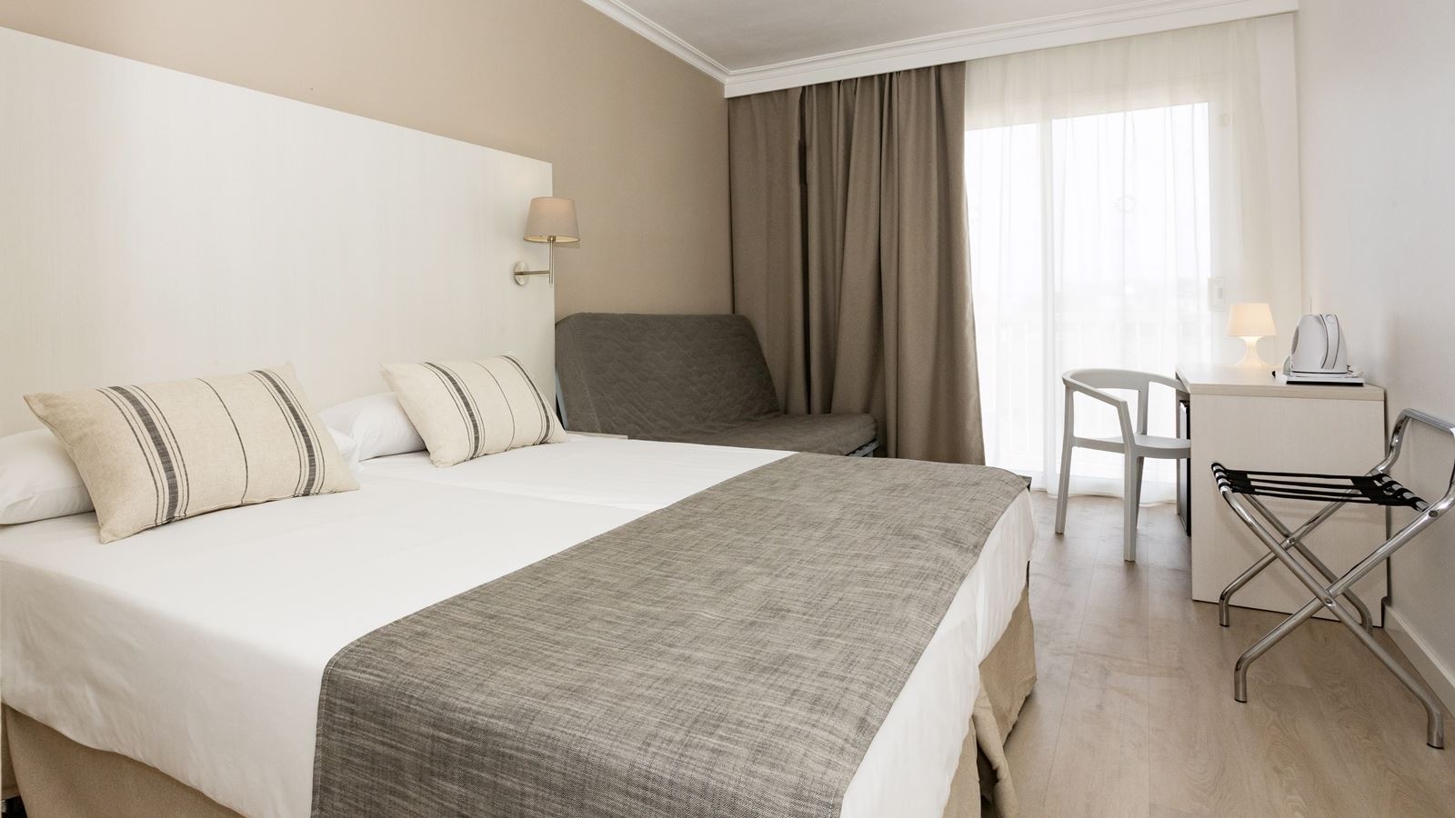 rooms-twin-balcony