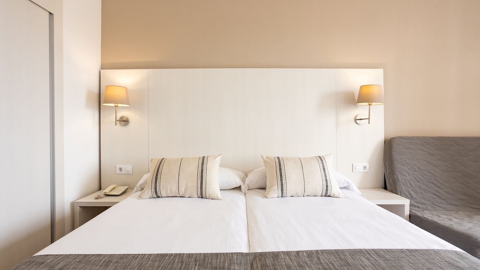 rooms-twin-balcony