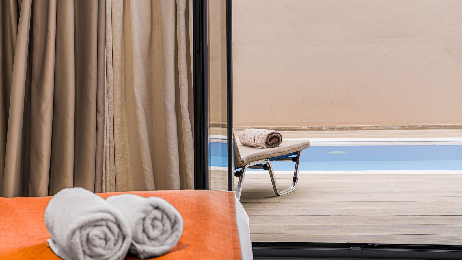 rooms-maisonette-sharing-pool-mountain-view