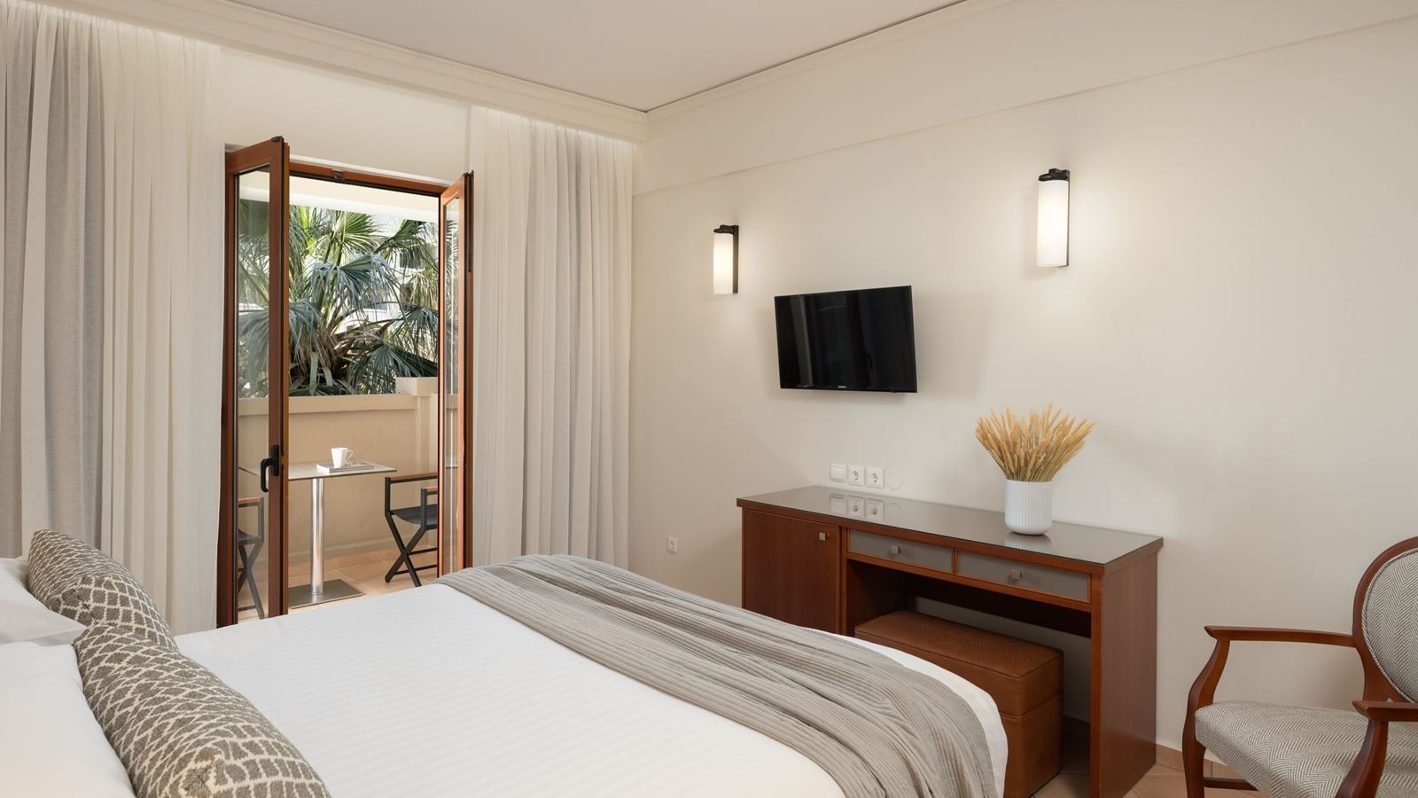 rooms-double-room-pool-view