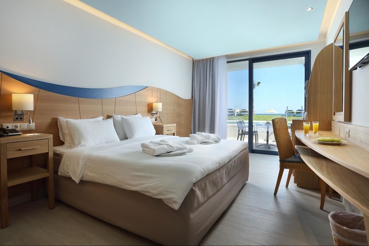 rooms-suite-sea-front-open-plan-sharing-pool