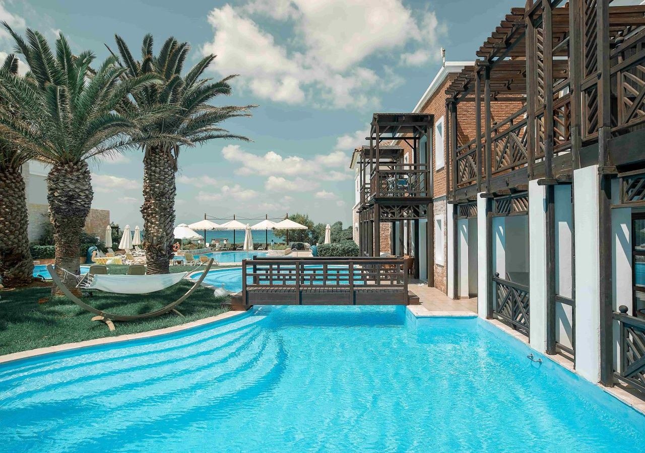 rooms-suite-sea-front-sharing-pool