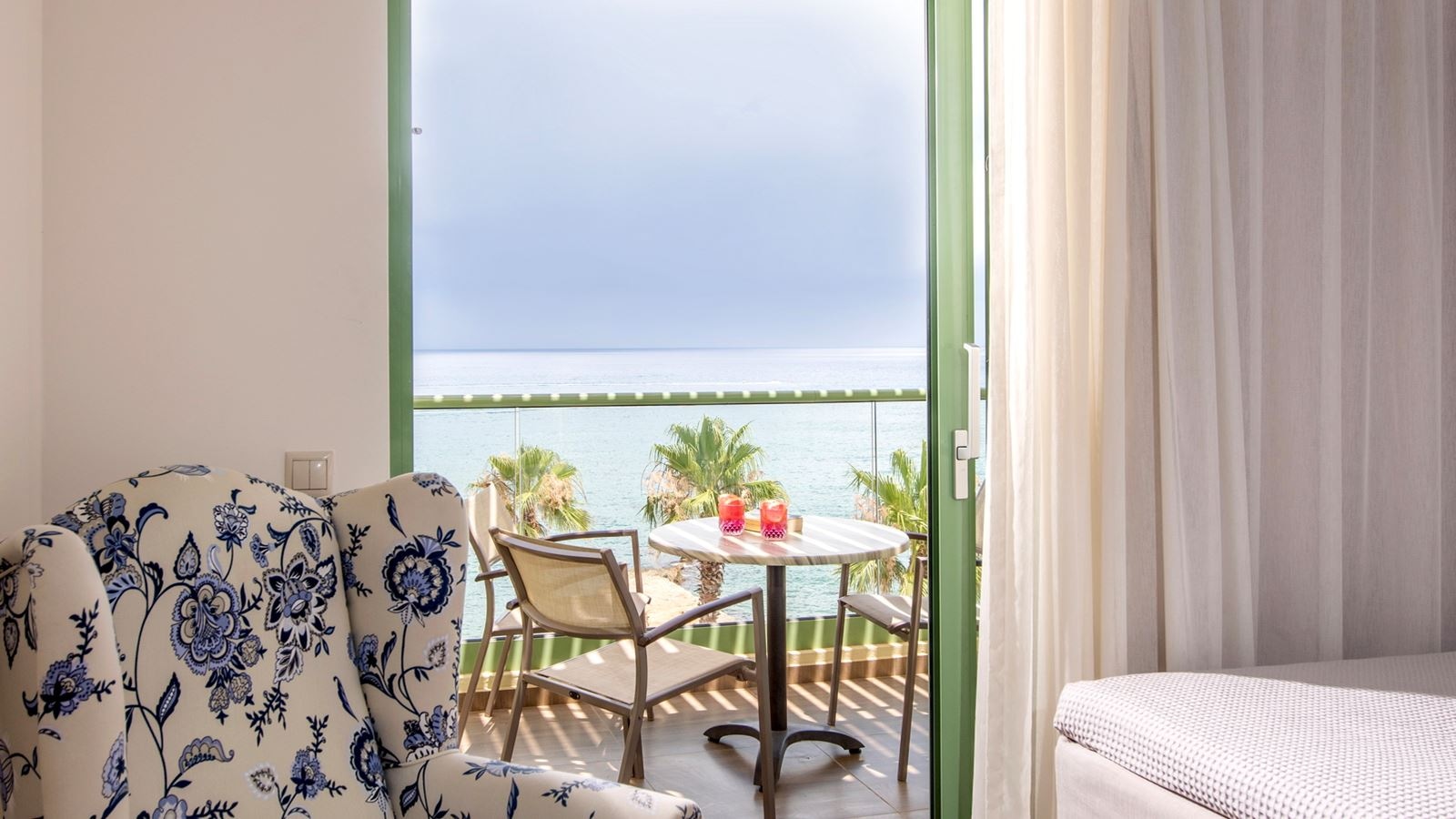 rooms-suite-open-plan-sea-view-balcony-or-terrace