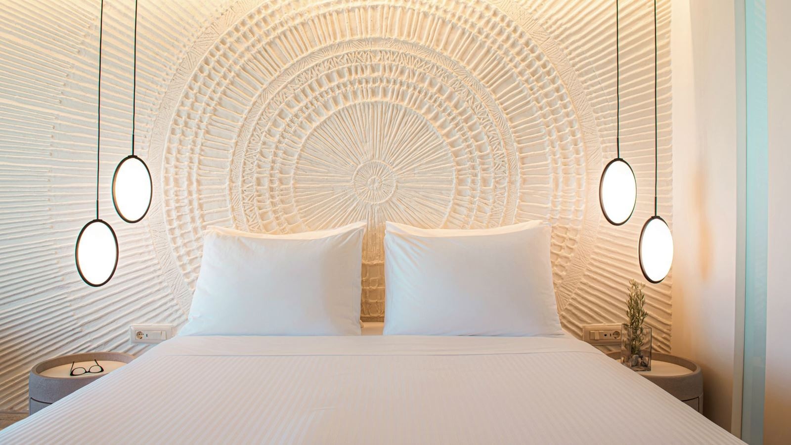 rooms-suite-sea-front-sharing-pool