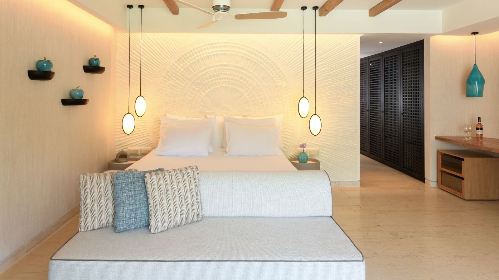 rooms-junior-suite-swim-up-sharing-pool