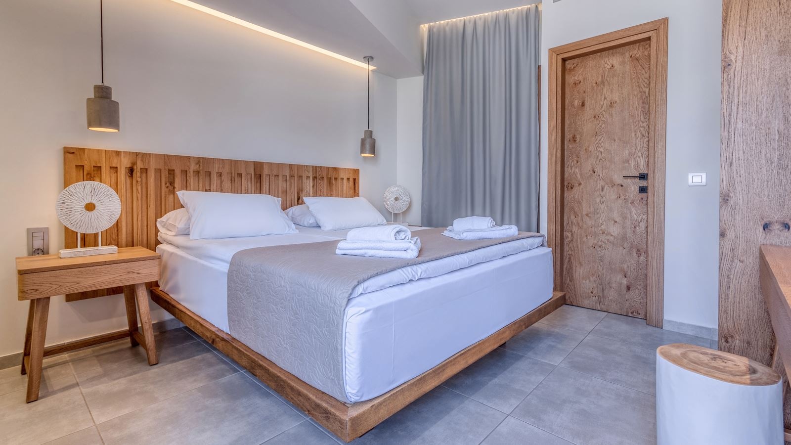rooms-room-classic-bcd-building-with-sideseaview