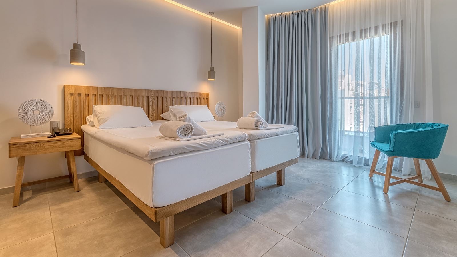 rooms-room-classic-bcd-building-with-sideseaview