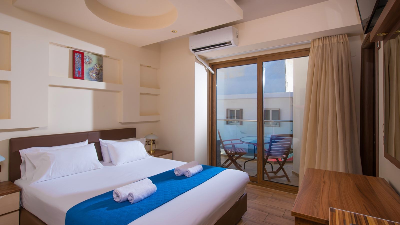 rooms-room-classic-bcd-building-with-sideseaview