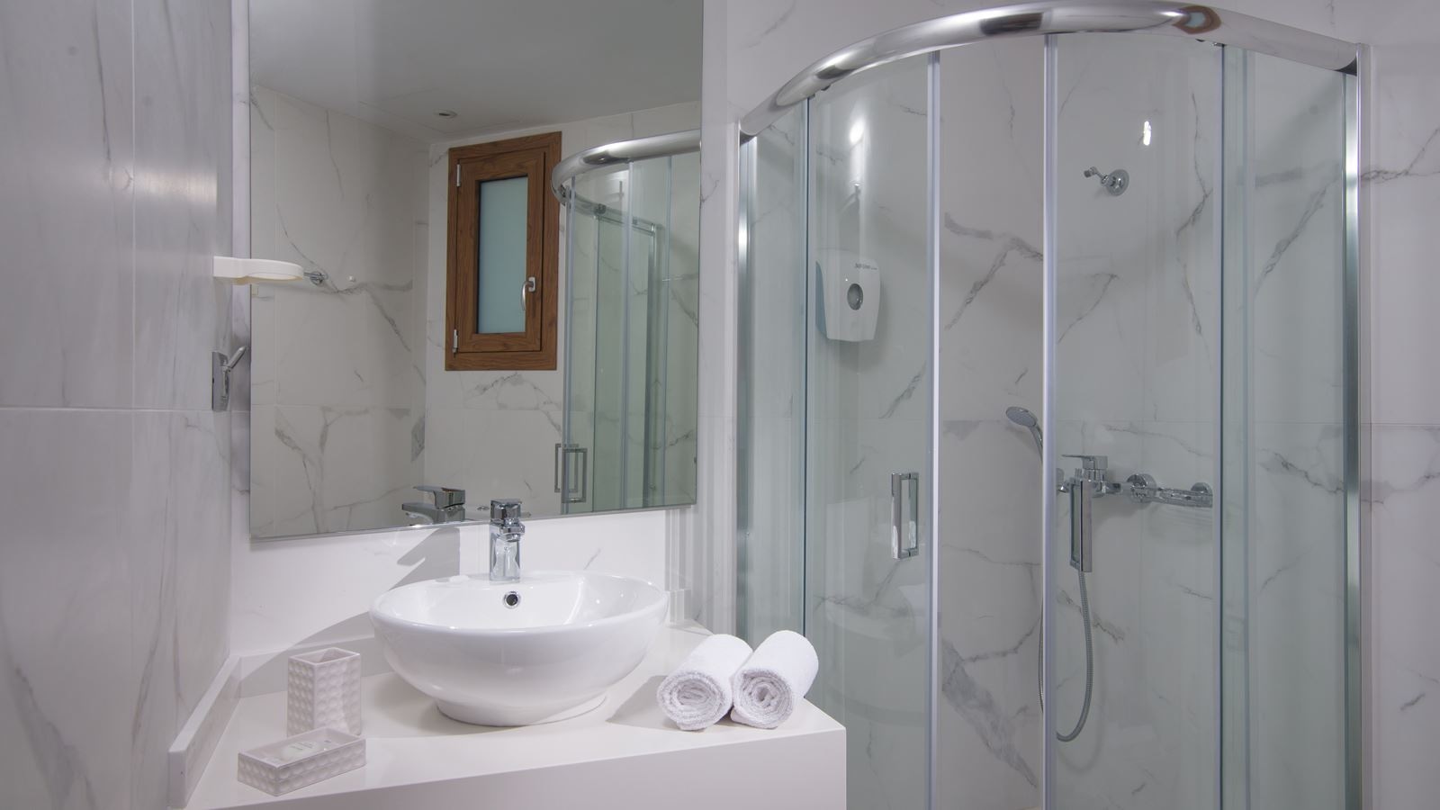 rooms-room-classic-bcd-building-with-sideseaview