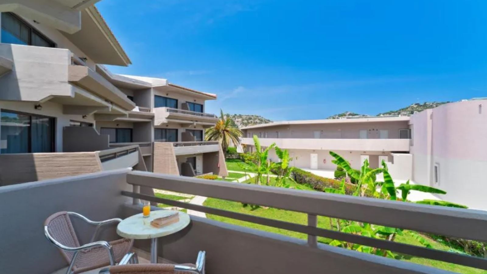 rooms-family-classic-large-wbunked-garden-view-balcony-or-terrace