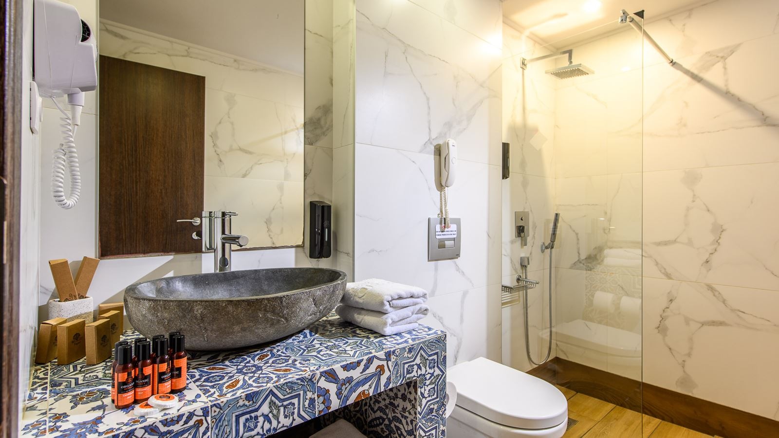 rooms-luxury-two-bedroom-suite-sea-view-outdoor-jacuzzi