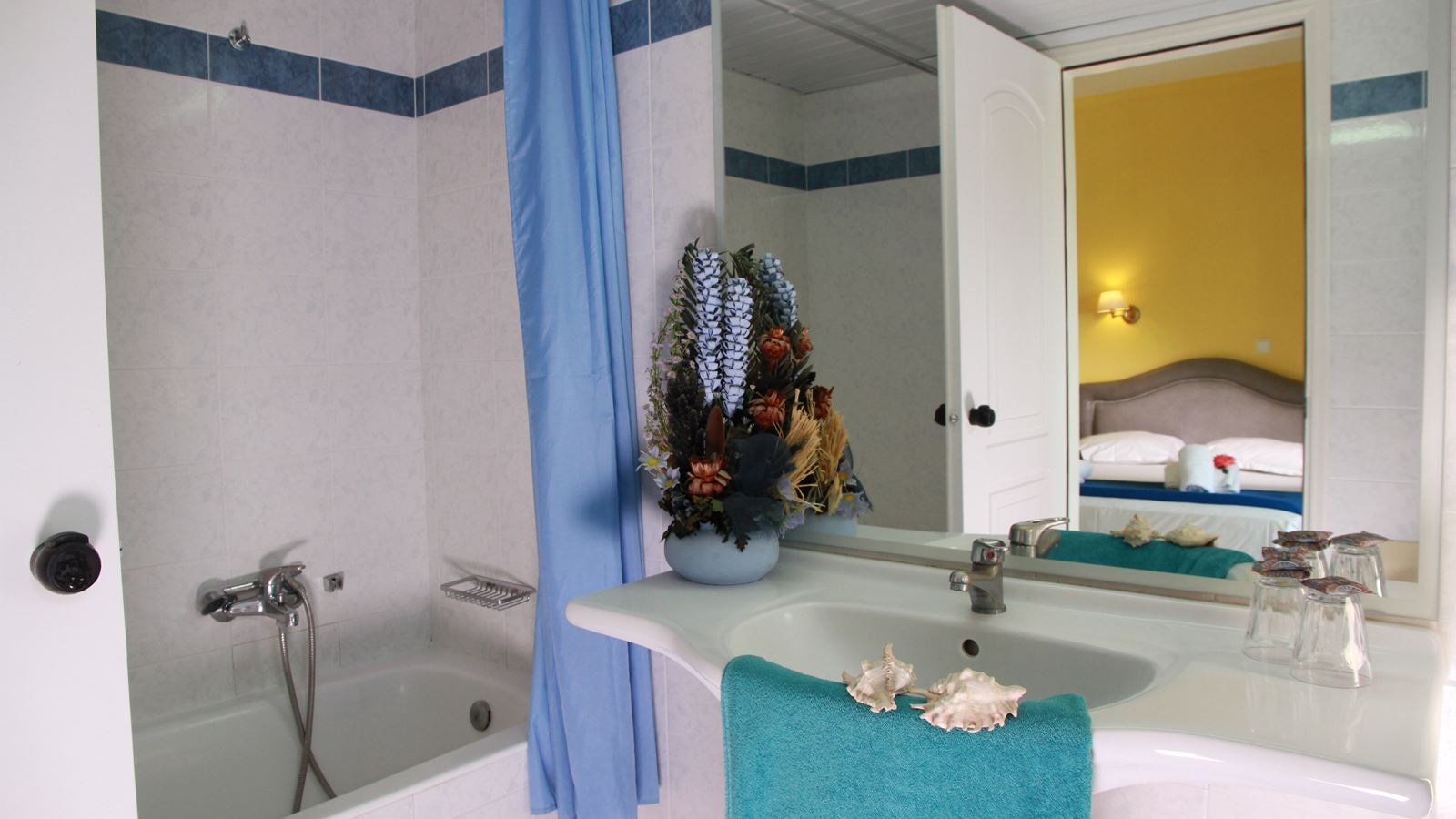 rooms-family-side-sea-view-balcony-or-terrace