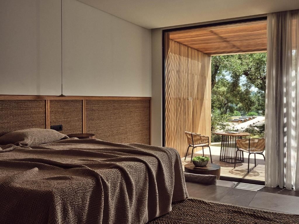 rooms-superior-water-suite-pool-view
