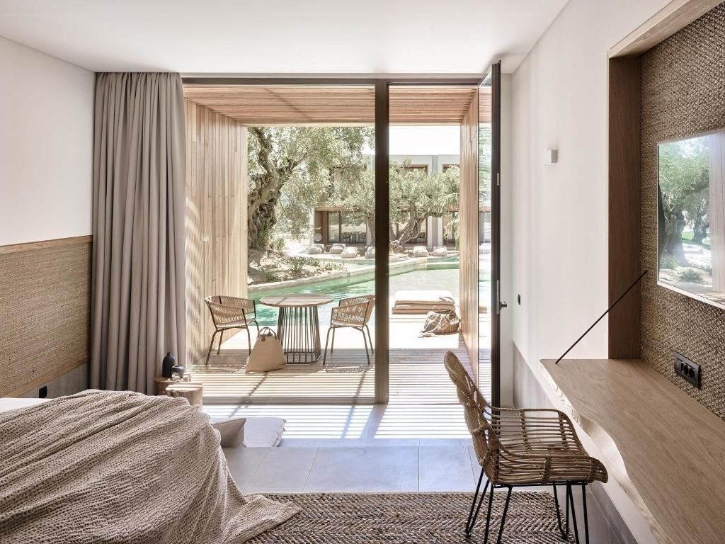 rooms-superior-water-suite-pool-view