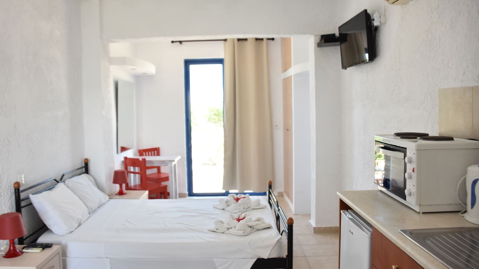 rooms-apartment-1-bedroom-sea-view-balcony