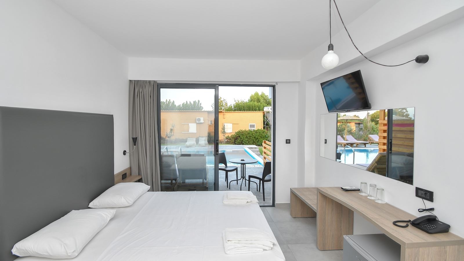 rooms-double-room-with-sharing-pool