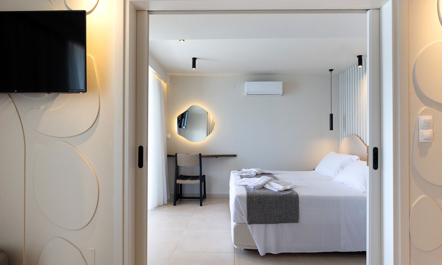rooms-executive-suite-seaview-balcony