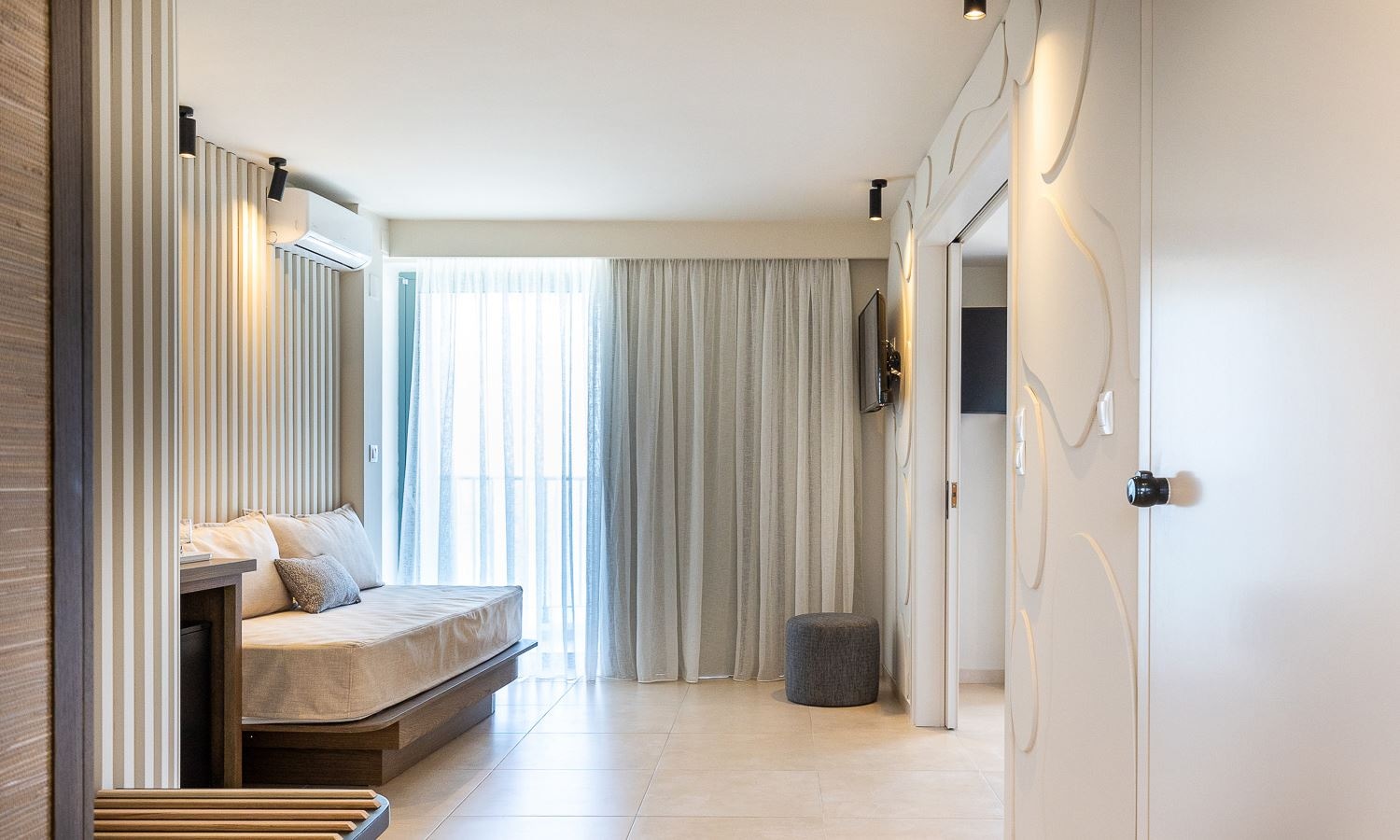 rooms-superior-1-bedroom-suite-seaview-balcony