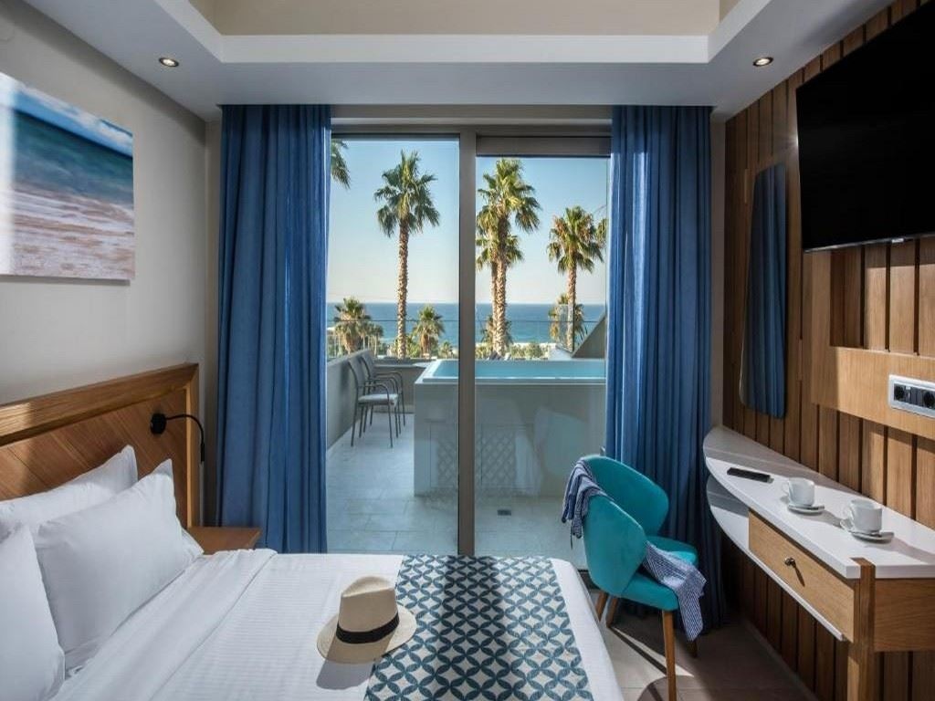 rooms-suite-with-outdoor-whirlpool