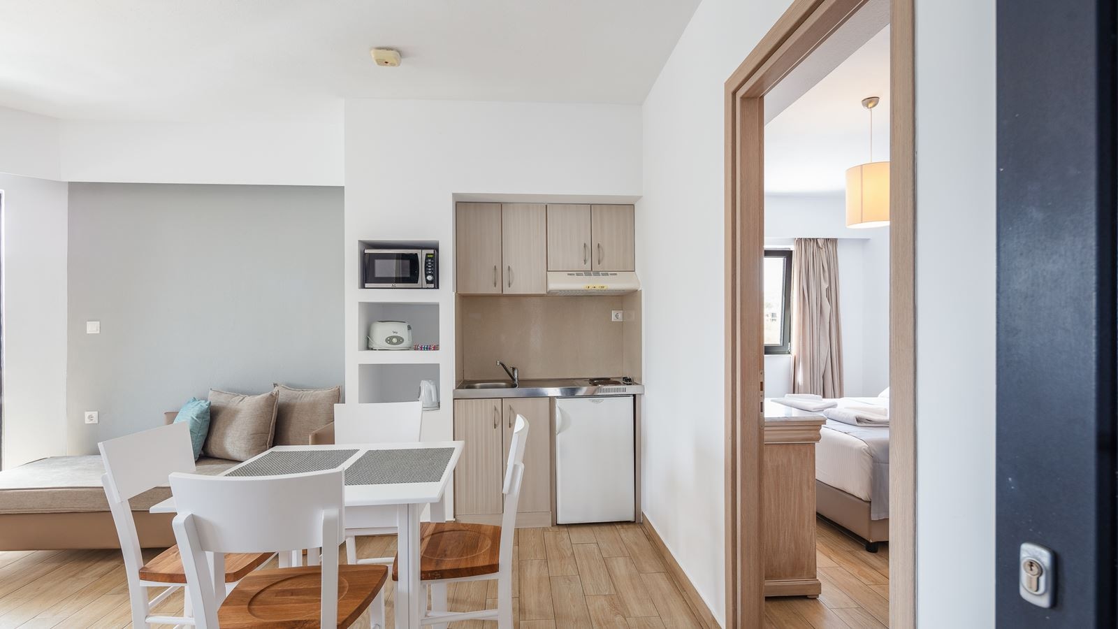 rooms-apartment-1-bedroom-balcony-or-terrace