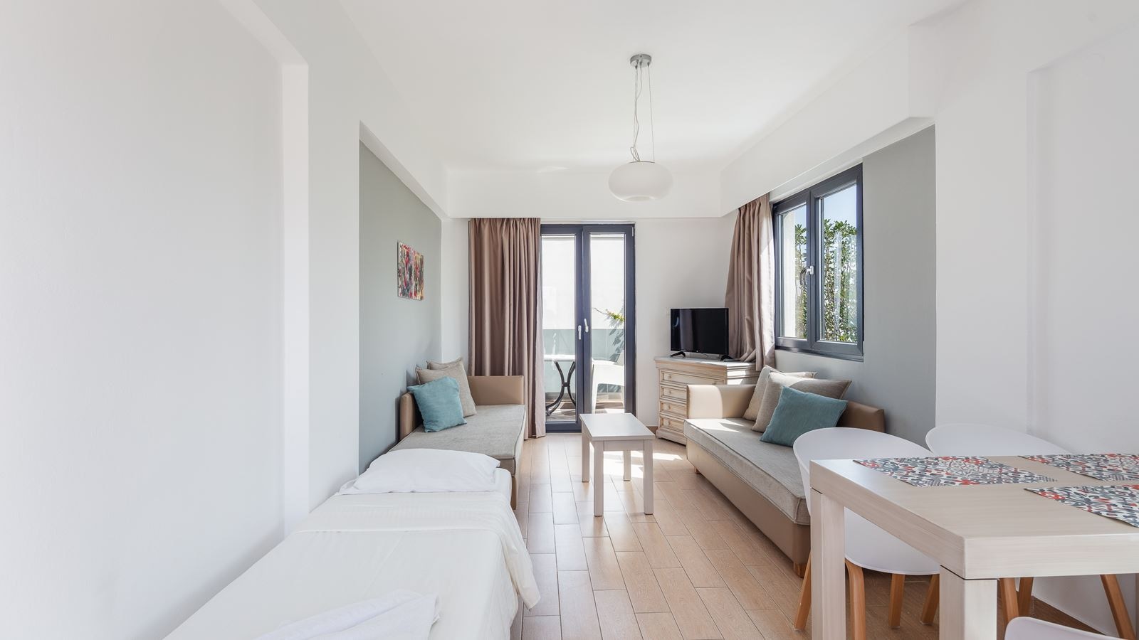 rooms-apartment-grand-1-bedroom-balcony-or-terrace