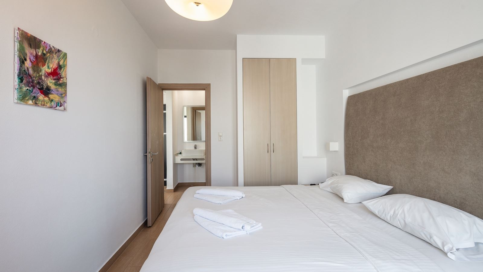 rooms-apartment-grand-1-bedroom-balcony-or-terrace