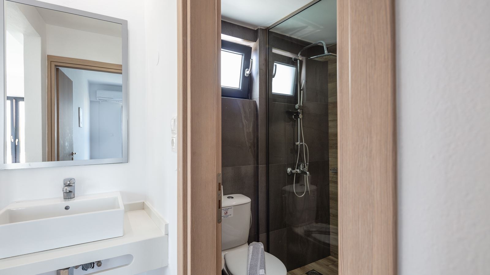 rooms-apartment-grand-1-bedroom-balcony-or-terrace