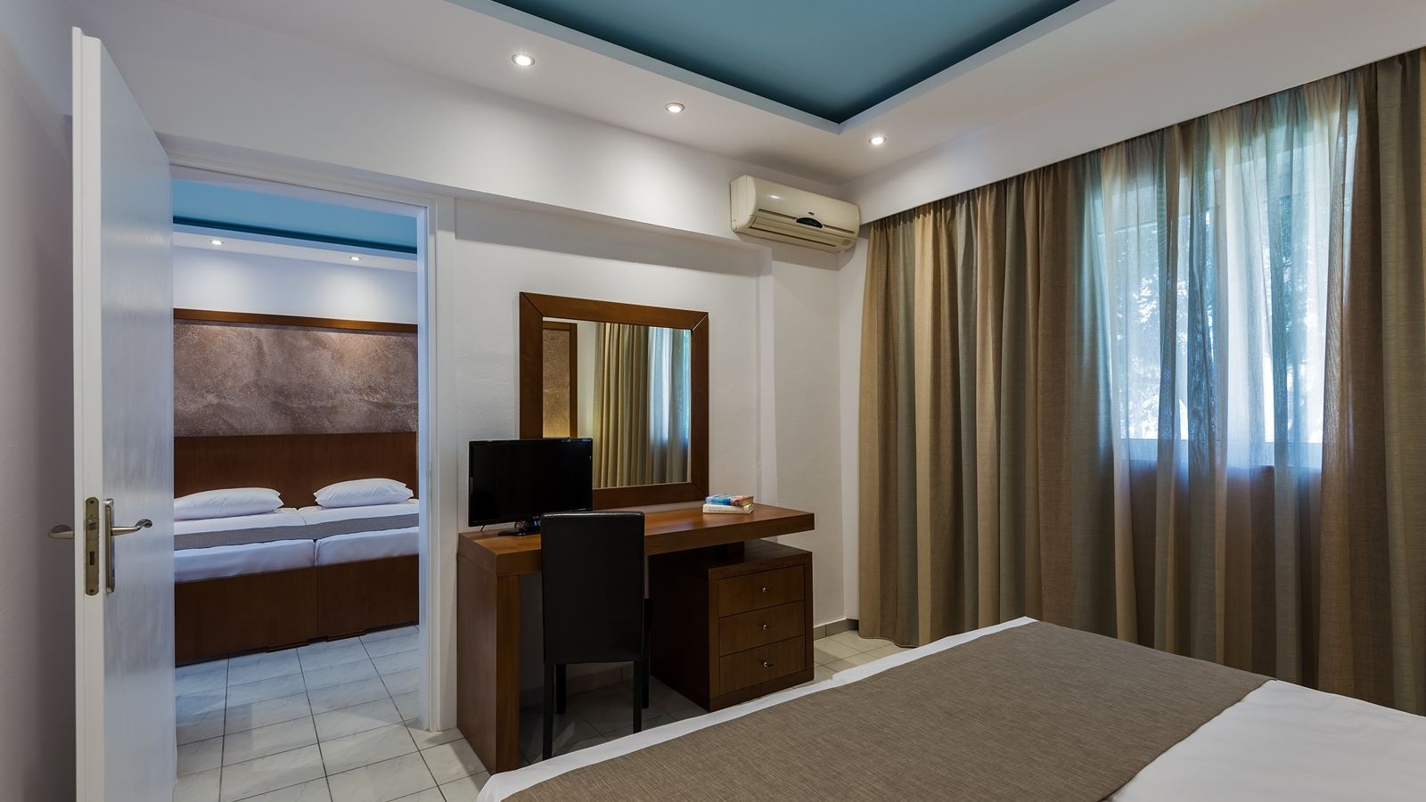 rooms-family-garden-view-with-2-bedrooms-and-balcony-or-terrace