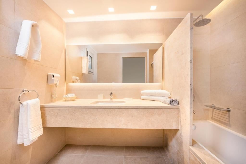 rooms-superior-double-room-sea-front-balcony-or-terrace