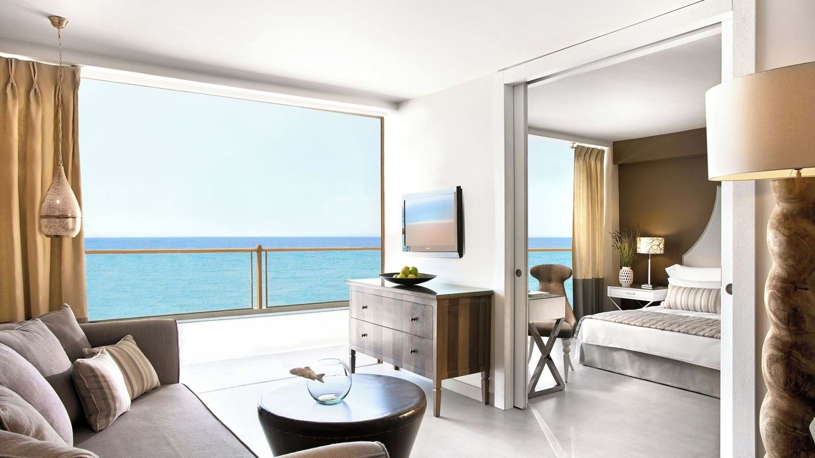 rooms-one-bedroom-family-suite-sea-view