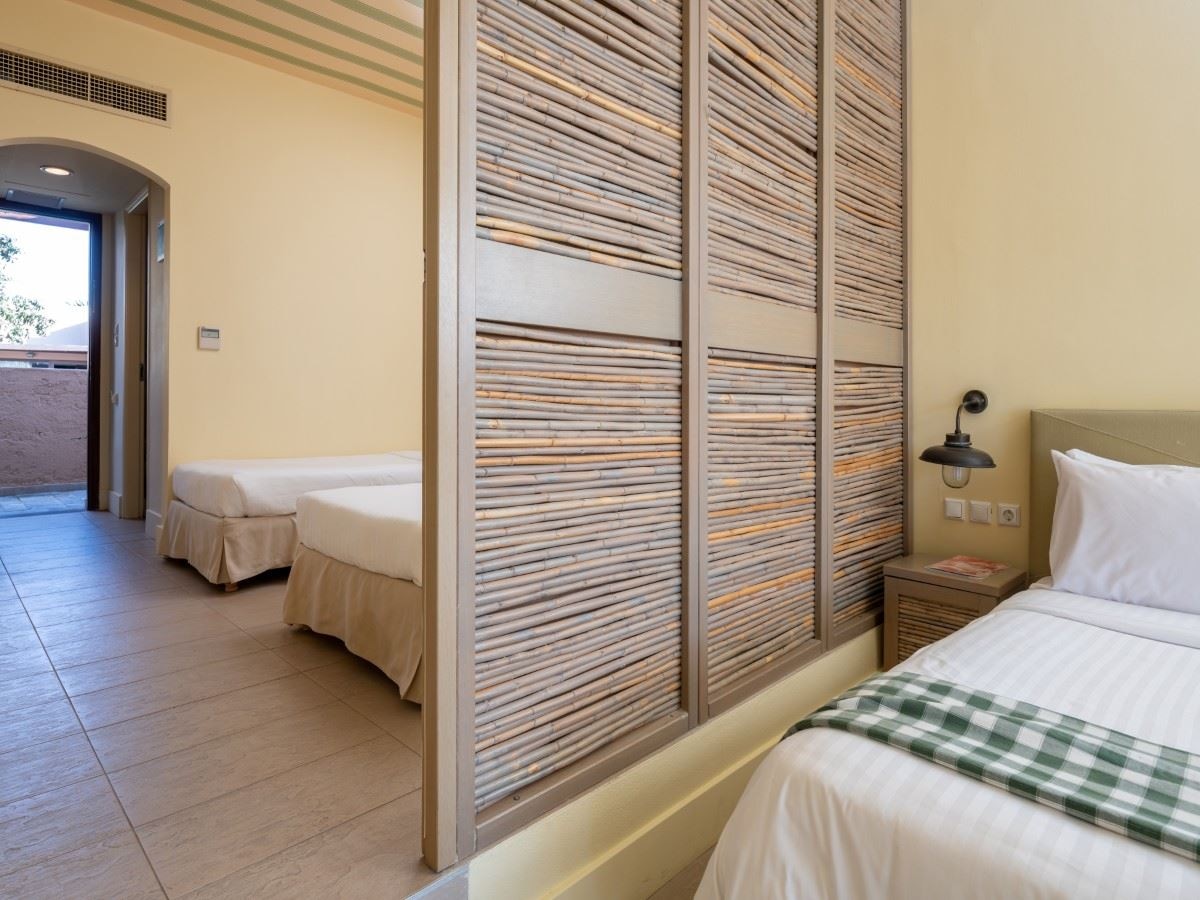 rooms-deluxe-1-broom-suite-sea-view-main-building