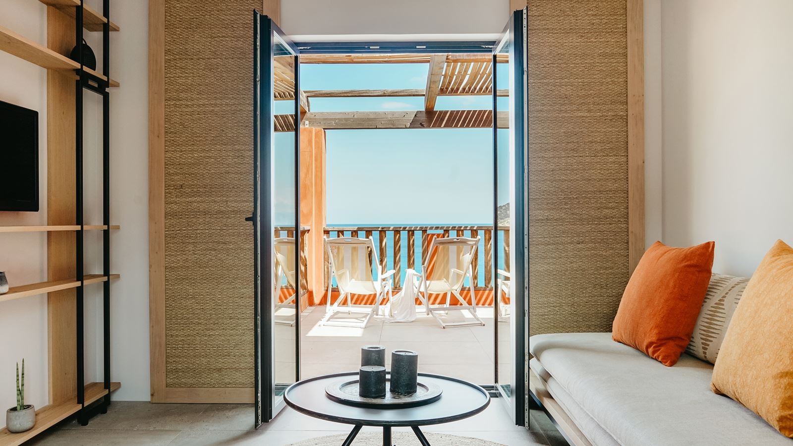 rooms-serenity-sea-front-suite