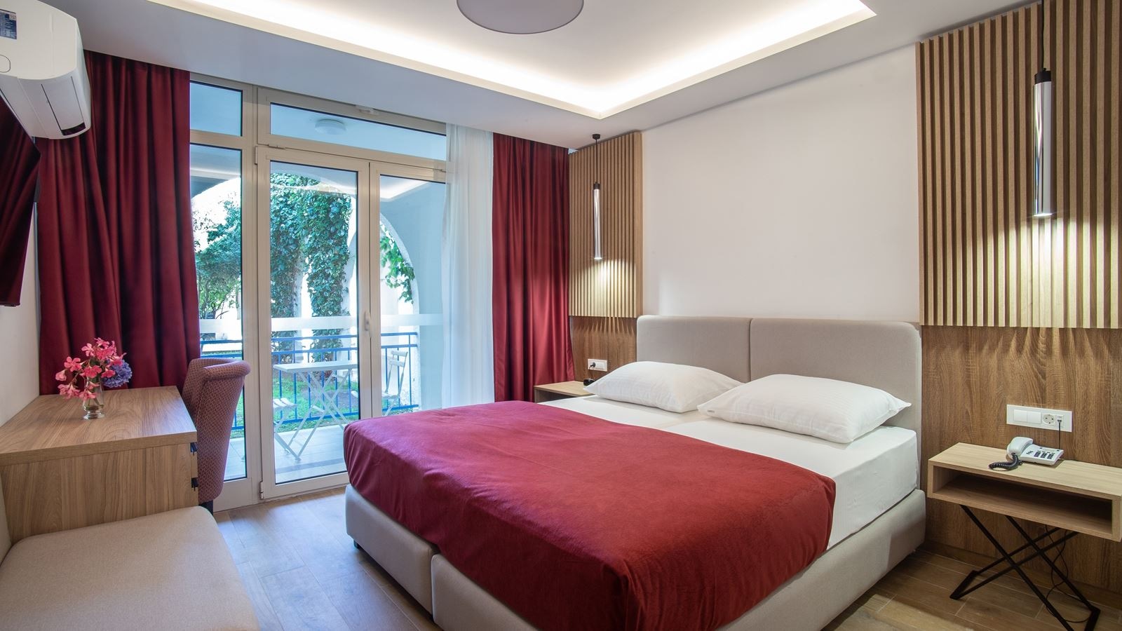 rooms-premium-double-room-extra-bed-with-balcony-renovated