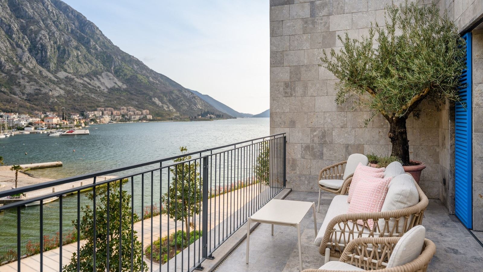 rooms-one-bedroom-apartment-sea-view