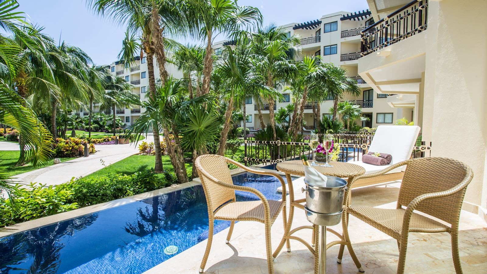 rooms-premium-deluxe-with-plunge-pool