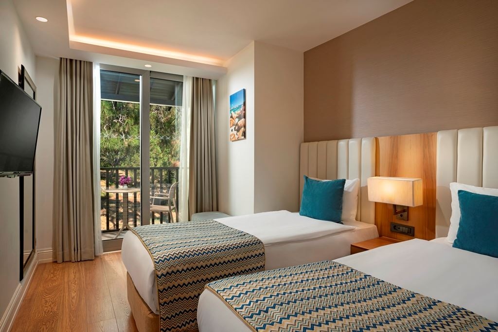 rooms-family-room-land-side