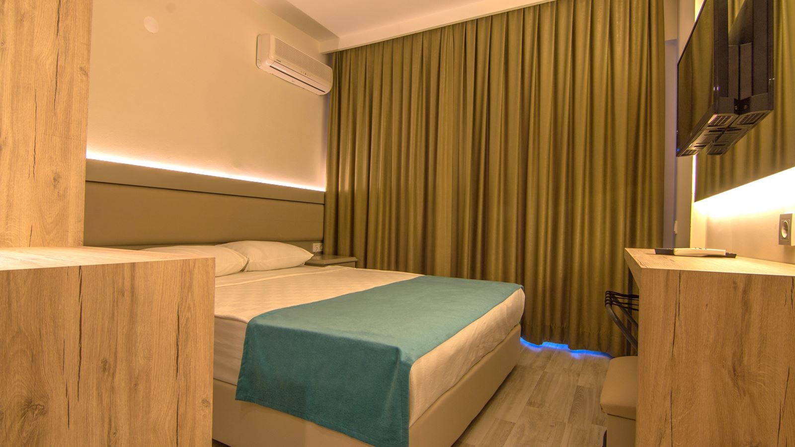 rooms-coral-room